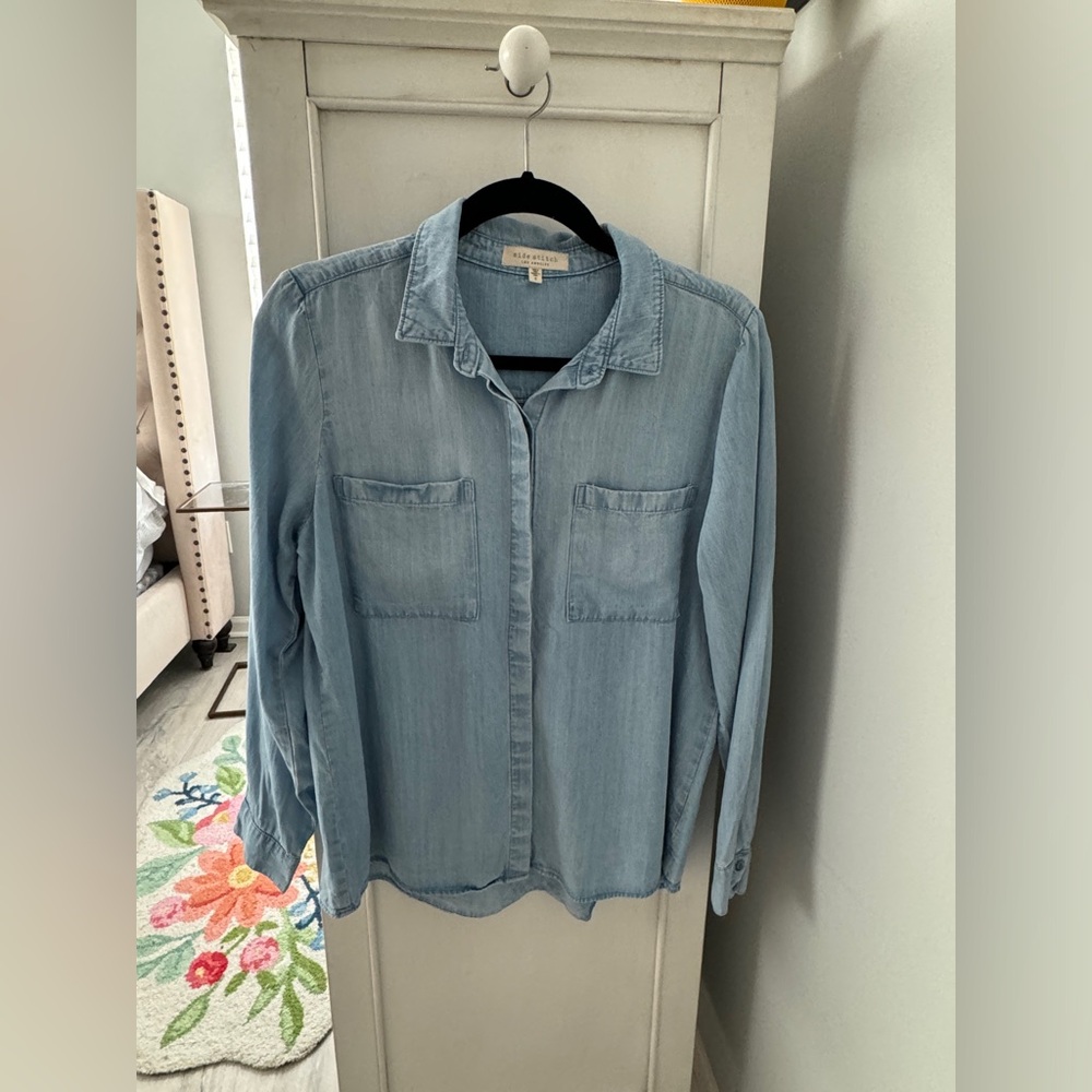 Women’s tensile chambray Blue button-down